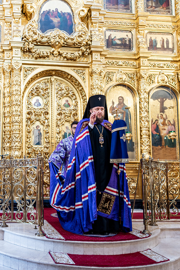 Божественная литургия в праздник Воздвижения Креста Господня в Троицком кафедральном соборе Подольска